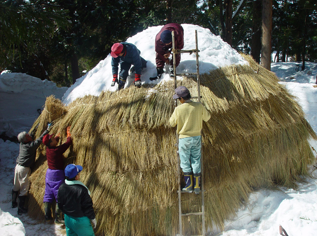 行野の集落の皆さんで雪室を復元している様子。